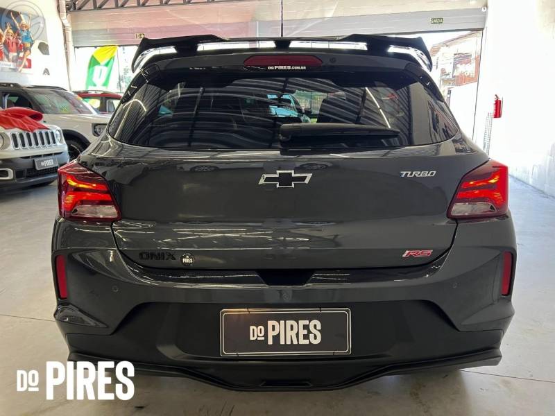 CHEVROLET - ONIX 1.0 HATCH RS 12V TURBO 4P AUTOMÁTICO - 2023/2024 - CINZA - R$ 95.900,00