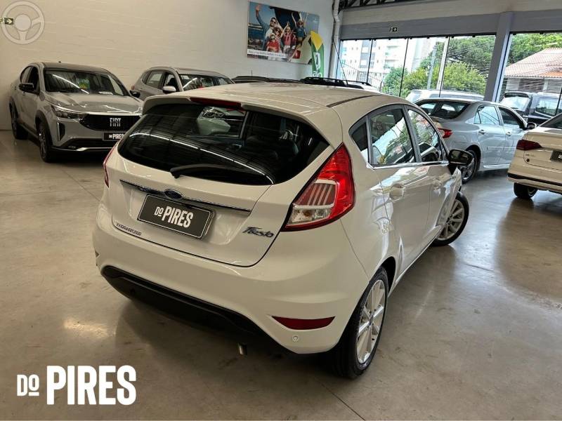FORD - FIESTA 1.6 TITANIUM HATCH 16V FLEX 4P AUTOMÁTICO - 2018/2018 - BRANCA - R$ 59.900,00