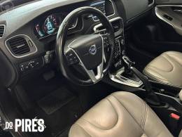 VOLVO - V40 2.0 T4 DYNAMIC TURBO 4P AUTOMÁTICO - 2013/2014 - PRETA - R$ 69.900,00