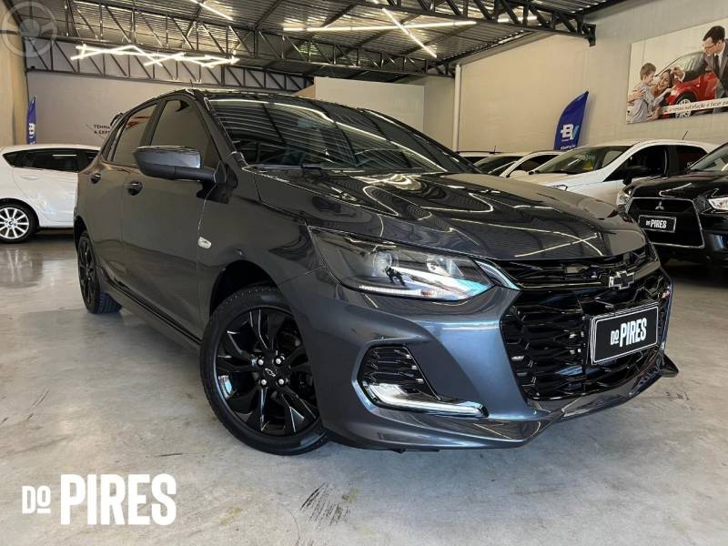 CHEVROLET - ONIX 1.0 HATCH RS 12V TURBO 4P AUTOMÁTICO - 2023/2024 - CINZA - R$ 95.900,00