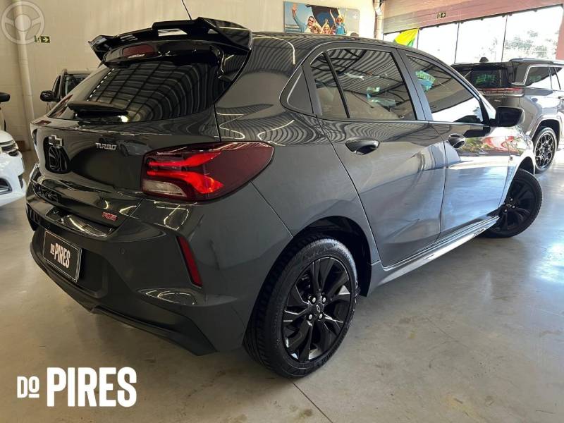 CHEVROLET - ONIX 1.0 HATCH RS 12V TURBO 4P AUTOMÁTICO - 2023/2024 - CINZA - R$ 95.900,00