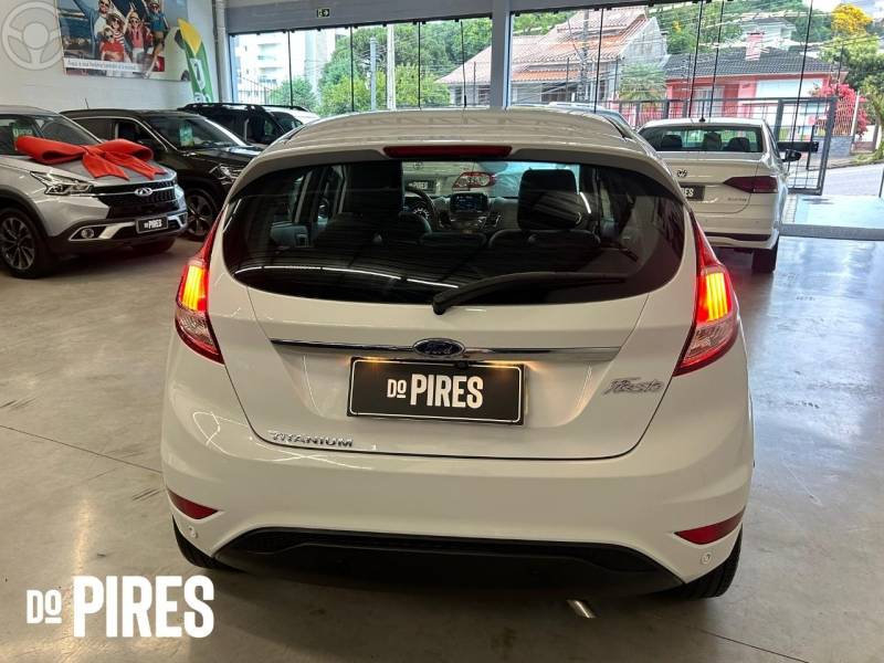 FORD - FIESTA 1.6 TITANIUM HATCH 16V FLEX 4P AUTOMÁTICO - 2018/2018 - BRANCA - R$ 59.900,00